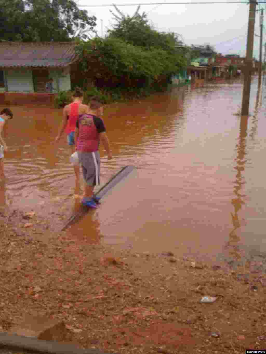  Aguas estancadas en un barrio de Güira de Melena