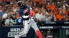 El cubano Jorge Soler, de los Bravos de Atlanta, conecta un jonrón en el primer juego de la Serie Mundial ante los Astros de Houston, el martes 26 de octubre de 2021 (AP Foto/David J. Phillip)