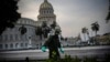 Un soldado limpia con una solución de cloro las calles aledañas al Capitolio de La Habana. (AP/ Ramon Espinosa)
