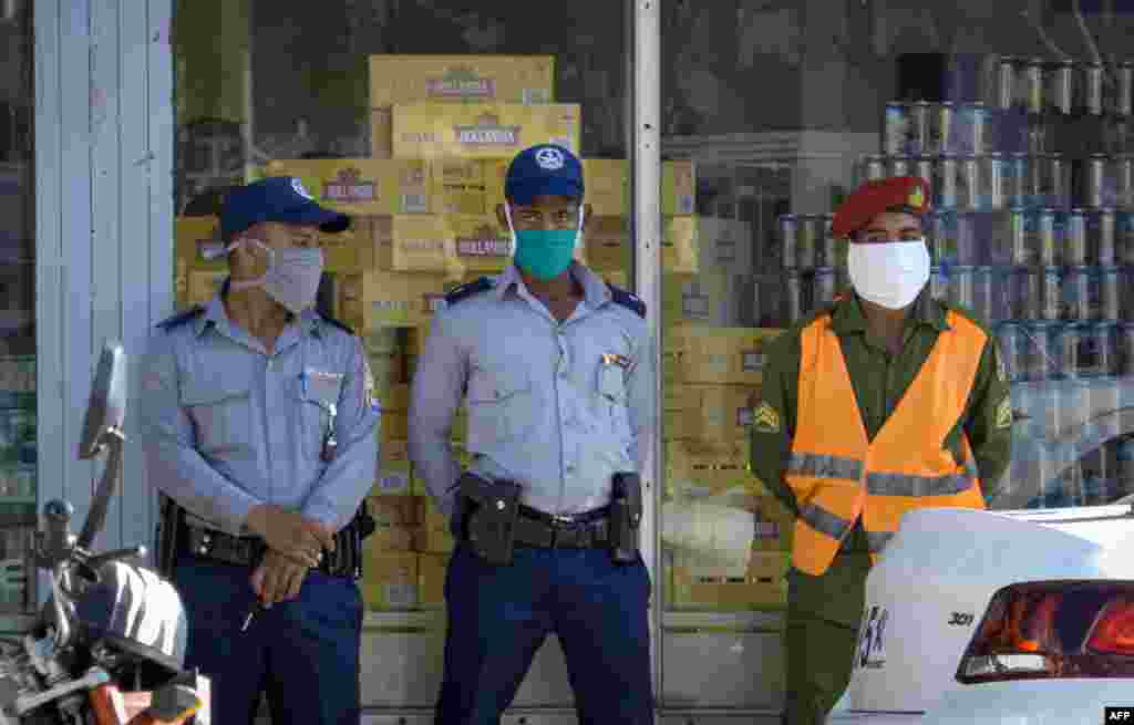 Oficiales de la PNR y el ejército cuidan tienda de productos que se venden en dólares en La Habana.