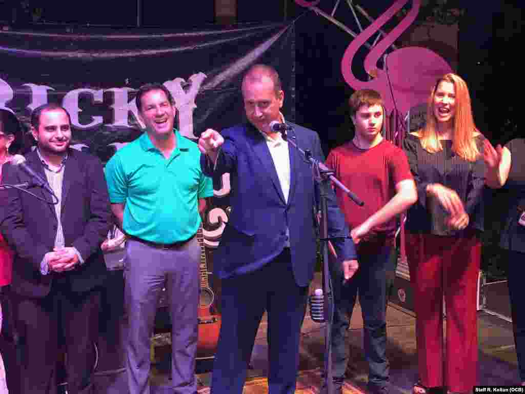 El congresista cubanoamericano Mario Díaz-Balart anuncia su victoria por amplio margen sobre la demócrata Mary Barzee Flores en las elecciones del 6 de noviembre de 2018.