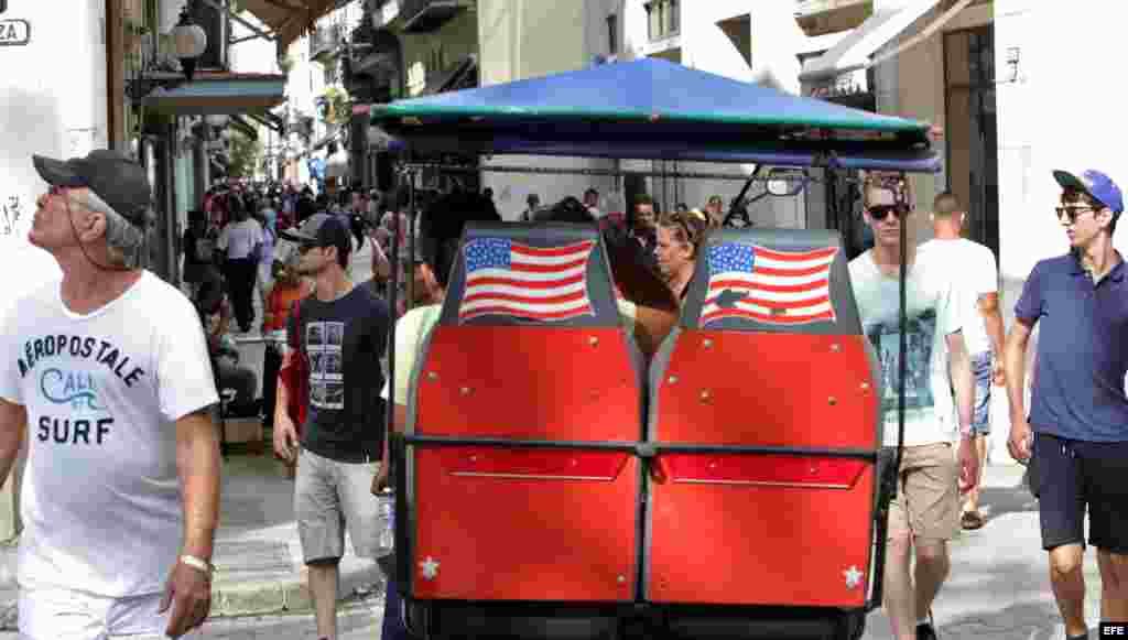 Turistas caminan por una calle de La Habana. 