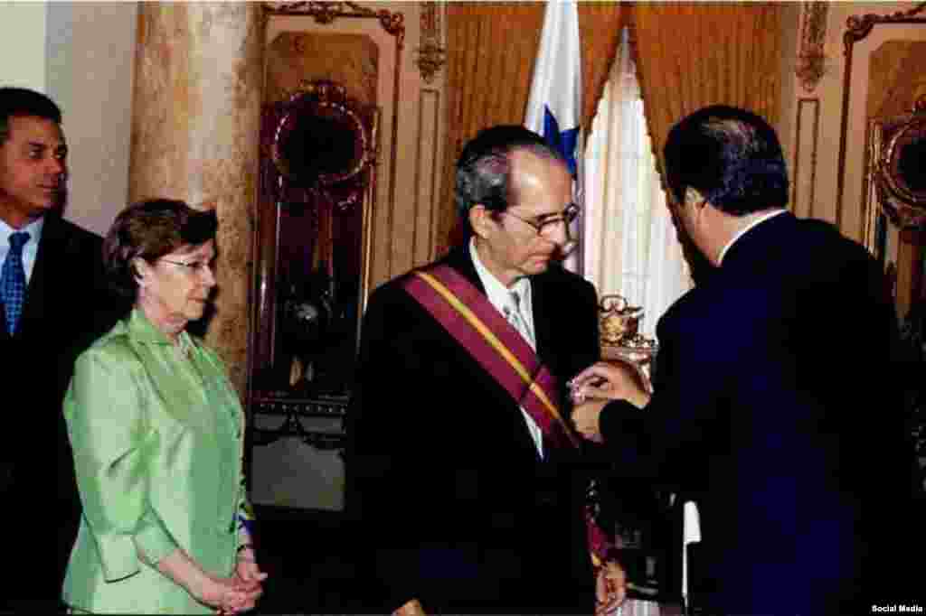 Acompana a su espos cuando el presidente Martín Torrijos le impone la Orden Balboa (2004)