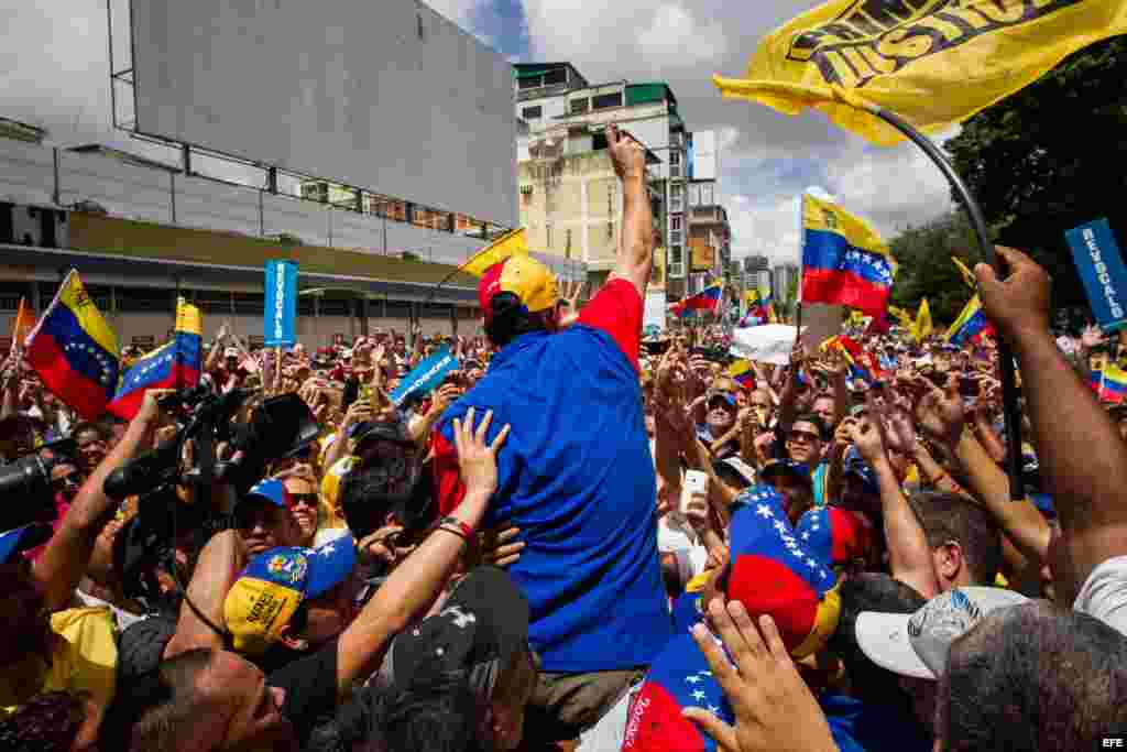 El líder opositor venezolano Henrique Capriles (c) saluda a un grupo de personas que participa hoy, jueves 1 de septiembre de 2016, en una manifestación denominada "Toma de Caracas", una marcha convocada hace semanas por la alianza de partidos Mesa de la