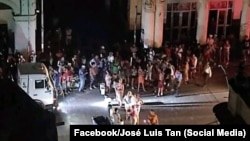 Vecinos del Centro Habana se manifiestan en la calle Reina para protestar por la escasez de agua.