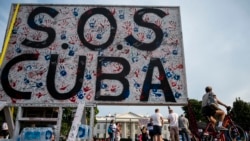 Un cartel de SOS Cuba en Washington, DC, el 18 de julio de 2021, en una manifestación de apoyo a las protestas en la isla. (Andrew Caballero-Reynolds / AFP).
