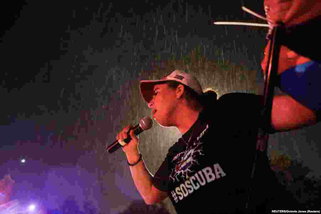 Una mujer sostiene una bandera cubana durante la protesta contra el gobierno cubano en Tampa, FL. Foto: REUTERS/Octavio Jones.
