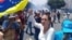 La opositora María Corina Machado sostiene una bandera venezolana al revés en protesta contra el gobierno de Maduro.
