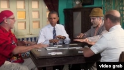 Obama juega dominó con Pánfilo en La Habana.