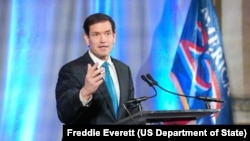 El secretario Marco Rubio pronuncia un discurso en una cena de America250 en Washington, D.C., el 29 de julio de 2025. (Foto oficial del Departamento de Estado por Freddie Everett)