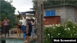 Las aguas continúan altas en la comunidad de Guamo, y otras zona del municipio Río Cauto. Los residentes esperan en lo alto de una vivienda ser rescatados.