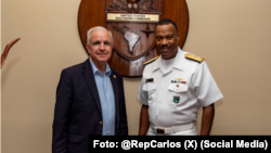 El congresista Carlos Gimenez y el almirante Alvin Holsey en el Comando Sur
