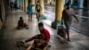 Niños juegan en la acera en La Habana. (AP Photo/Ramon Espinosa )