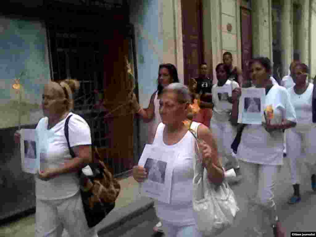 Damas de Blanco marcharon el domingo 17 de abril ayer por calles de Centro Habana y fueron reprimidas cuando comenzaron a distribuir boletines y abogar por derechos y la libertad de los presos políticos. Foto Steve M Pardo