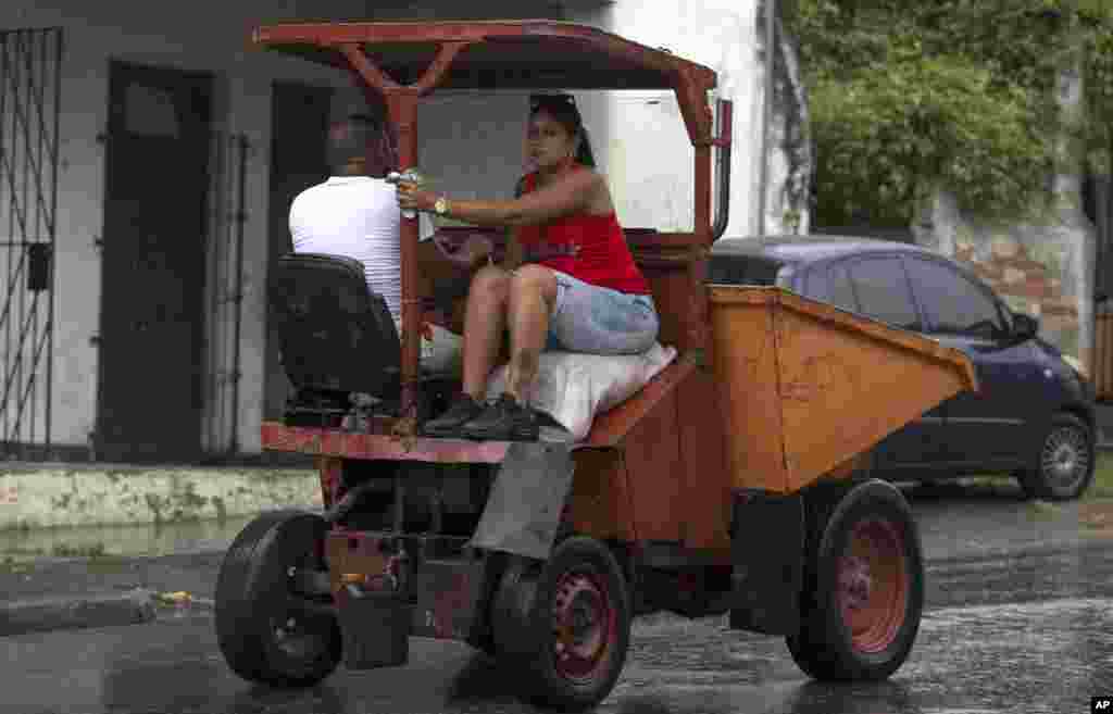 La crisis del transporte obliga a los cubanos a transportarse en cualquier tipo de vehículos. AP Photo/Ismael Francisco)