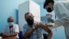 Un hombre es vacunado contra el COVID-19 en un consultorio médico de La Habana. REUTERS/Alexandre Meneghini
