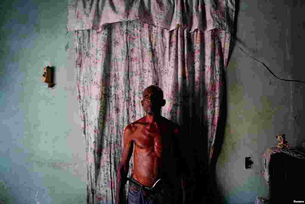 Daniel Menzies, un cubano se deja fotografiar en medio de un apagón en su barrio en Santiago de Cuba / Foto: Alexandre Meneghini (Reuters)