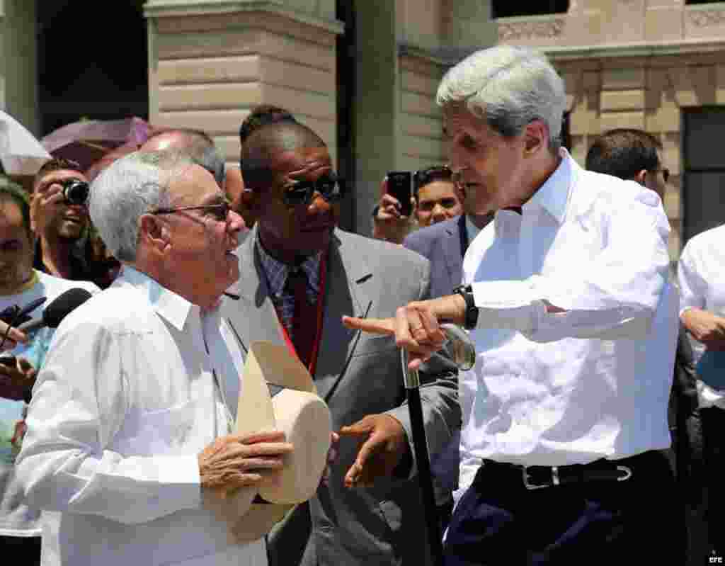 John Kerry (d) y Eusebio Leal (i) analizan el recorrido que ambos realizan por el centro histórico de La Habana (Cuba), el viernes, 14 de agosto de 2015. 