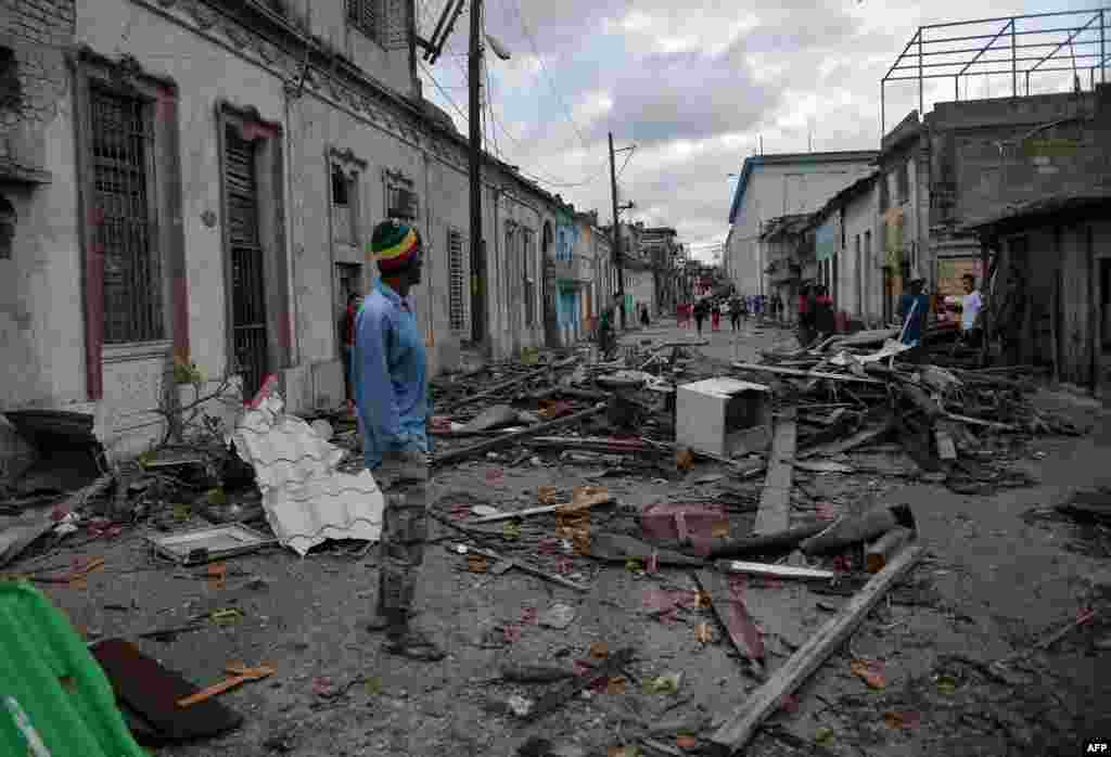 Un hombre contempla el paisaje de destrucción que dejó el tornado el domingo en varios barrios de La Habana.