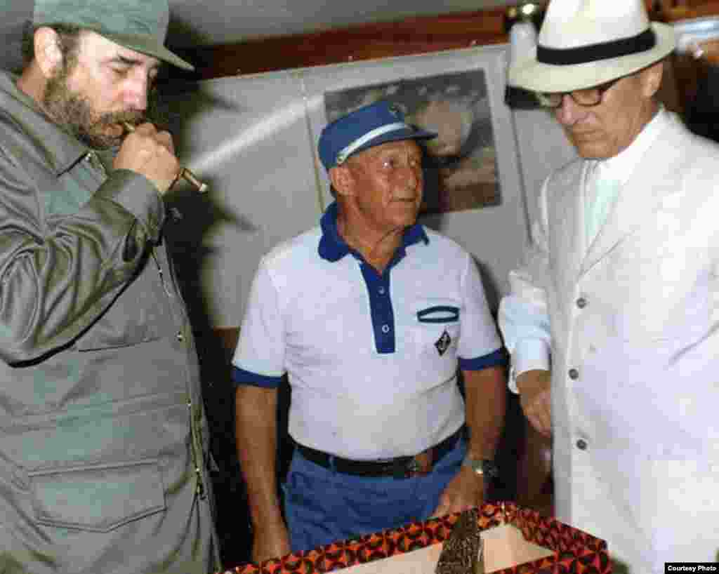 Fidel Castro, Erich Honecker (der) y "el viejo" Finalé (c), capitán del yate privado de Castro Aquarama II.(Luis Domínguez)