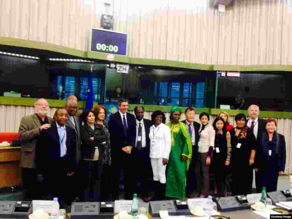  Los premios Sájarov cubanos Guillermo Fariñas, Berta Soler (Damas de Blanco) y la hija del fallecido disidente Oswaldo Payá, Rosa María, en representación de su padre estuvieron en los festejos por el 25 aniversario del Premio Sájarov.