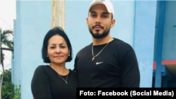 Ailex Marcano Fabelo junto a su hijo Ángel Jesús, un joven de 30 años preso por manifestarse pacíficamente el 11 de julio de 2021