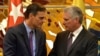 Pedro Sánchez (izq.) y el gobernante cubano Miguel Díaz-Canel en La Habana. Foto Archivo.