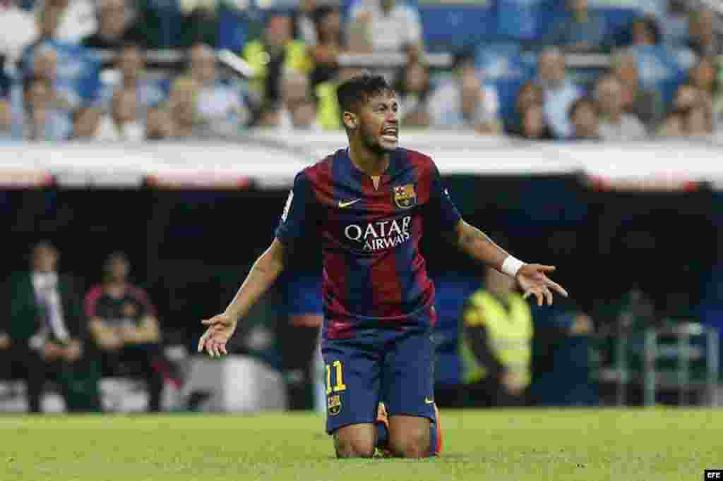 El delantero brasileño del FC Barcelona Neymar jr. protesta una jugada durante el partido. Anotó el único gol de su equipo.