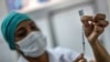 Una enfermera cubana se prepara para vacunar con Soberana-02, fabricada en Cuba.