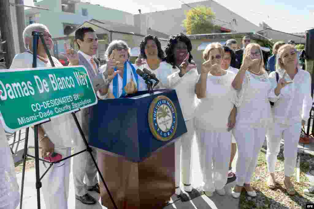 Desde la izquierda, Maria Elena Alpizar, el comisionado de la Ciudad de Miami Francis Suárez, Dolia Leal, Noelia Perez, Berta Soler, Odalys Zanabria, María Cristina Labrada y Bárbara Jiménez asisten a la ceremonia