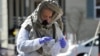 Una enfermera prepara una prueba de coronavirus para enviarla al laboratorio del Hospital de Somerville, Massachusetts, el pasado 18 de marzo (Foto: Joseph Prezioso/AFP).