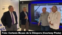 Mike Hammer junto a Marcell Felipe, Diego Suárez, y Miguel Cossío, en el Museo Americano de la Diáspora Cubana.