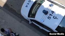 Agentes de policía vigilan la vivienda de un activista de derechos humanos en La Habana. 