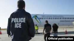 ARCHIVO. Inmigrantes regresan a su país de origen en una de las Operaciones Aéreas de ICE. 