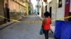 Una mujer entra a un barrio cerrado por coronavirus en La Habana (YAMIL LAGE / AFP)