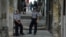 Dos policías cubanos hacen guardia en el barrio de Centro Habana, Cuba. 