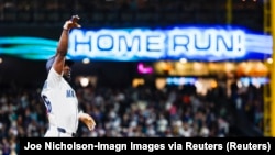 El jardinero izquierdo de los Marineros de Seattle, Randy Arozarena (56), celebra mientras recorre las bases tras conectar un jonrón solitario contra los Atléticos en la octava entrada en el T-Mobile Park. 