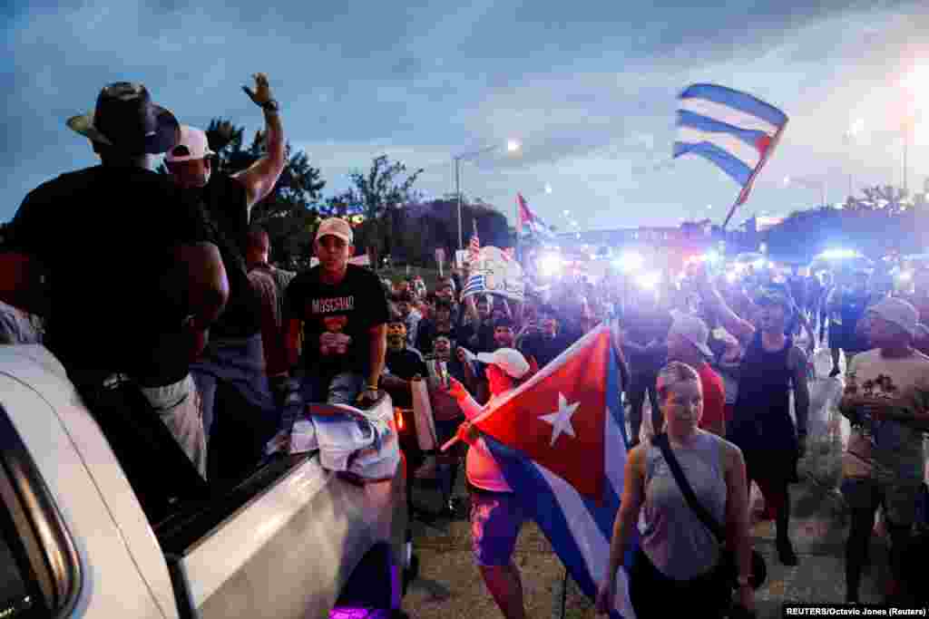 En Tampa la autopista Dale Mabry bloqueada por cubanos exiliados con banderas. Foto: REUTERS/Octavio Jones.