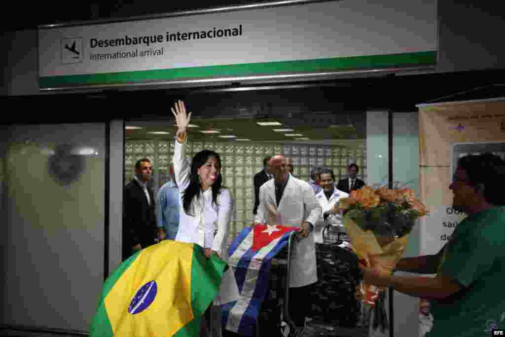 La médica cubana Yaisel Perea (i) es recibida por manifestantes que apoyan la llegada de doctores de Cuba al país, durante una recepción para un grupo de 200 profesionales hoy, sábado 24 de agosto de 2013, al aeropuerto de Brasilia. La presidenta brasile