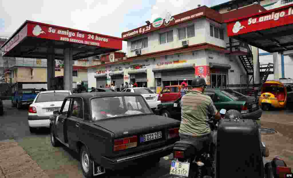  Las restricciones en la venta de gasolina especial se producen cuando el país busca un suministro alterno de combustible ante la reducción del crudo subsidiado que recibe desde 2003 de Venezuela,