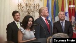 La cubanoamericana Irina Vilariño fue presentada por Donald Trump en la ceremonia por el Mes de la Hispanidad, Casa Blanca.