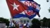 Manifestantes en Washington exigen apoyo de EEUU a los anhelos de libertad del pueblo cubano, en una manifestación frente a la Casa Blanca el 26 de julio. Brendan Smialowski / AFP