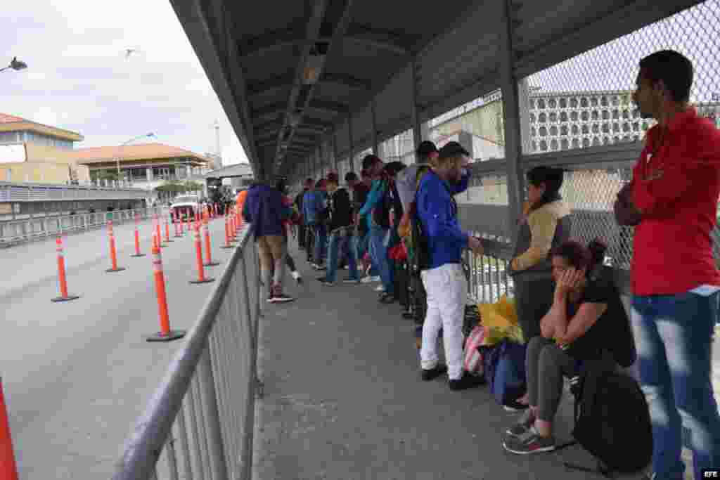 Cubanos bloqueados en la frontera de EE.UU con Nuevo Laredo, México.