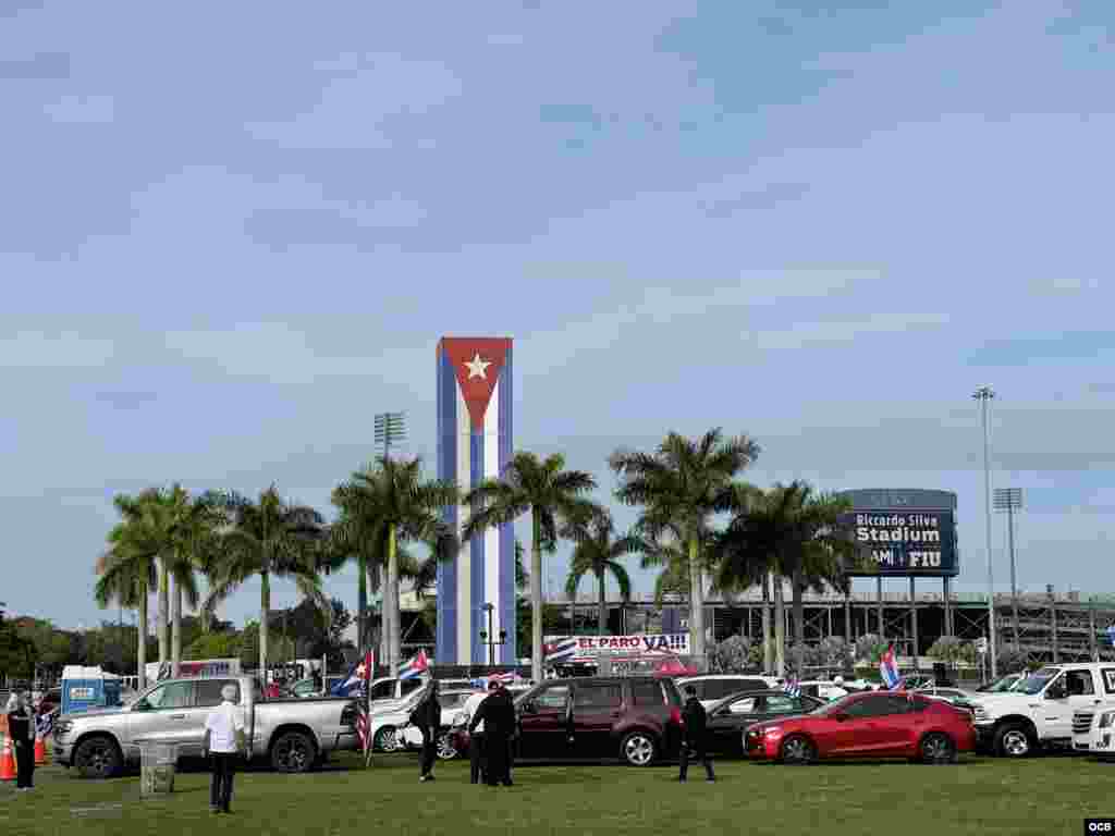 La Asamblea de la Resistencia Cubana encabeza una caravana de carros, desde el Cuban Memorial en el Tamiami Park, en Miami, para solidarizarse con las marchas cívicas en Cuba.