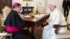 El Papa Francisco en una audiencia privada con Christophe Pierre, Nuncio Apostólico en los Estados Unidos. L'Osservatore Romano/Pool photo via AP