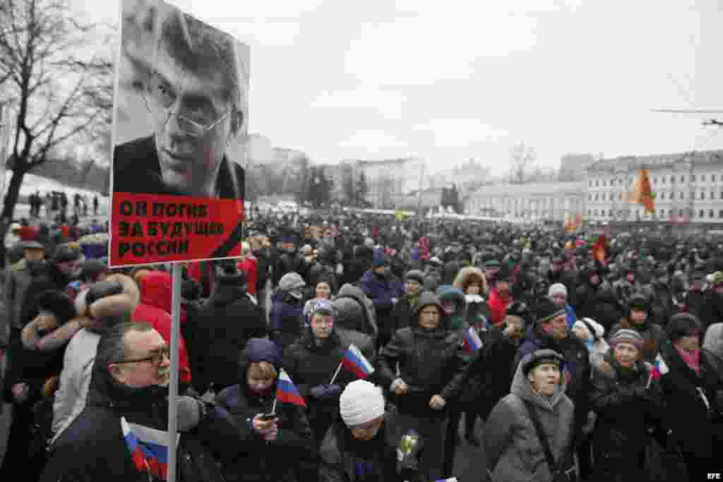 Miles de moscovitas desfilaban este domingo en homenaje al asesinado Boris Nemtsov.