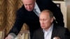 Yevgeny Prigozhin, arriba, sirve comida a Vladimir Putin en el restaurante de Prigozhin en las afueras de Moscú, en noviembre de 2011. (Foto AP/Archivo)