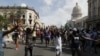 Cubanos protestan contra el gobierno, el 11 de julio, en una calle de La Habana. (Twitter)