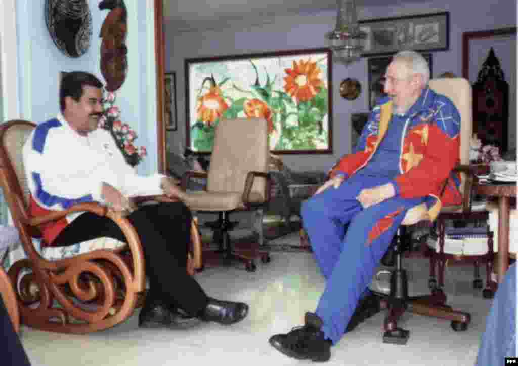 Fotografía cedida por el sitio oficial Cubadebate de la reunión Fidel Castro y el presidente de Venezuela, Nicolás Maduro. "Lo que hace hoy Venezuela es un ejemplo excepcional" aseguró el expresidente cubano.