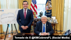 El comisionado Kevin Cabrera posa junto al presidente Donald Trump en la Oficina Oval de la Casa Blanca.
